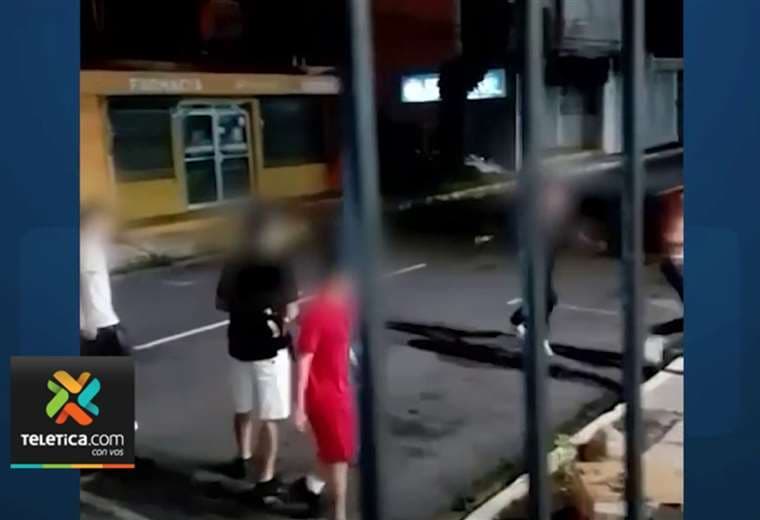 Balacera entre menores de edad dejo un taxista herido y moto quemada en Quepos