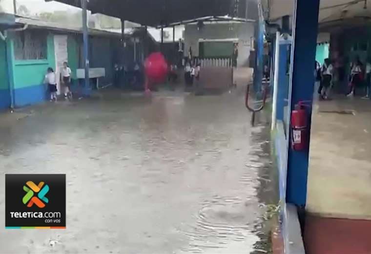 Lluvias provocan daños en escuela de Limón y obliga a evacuar estudiantes
