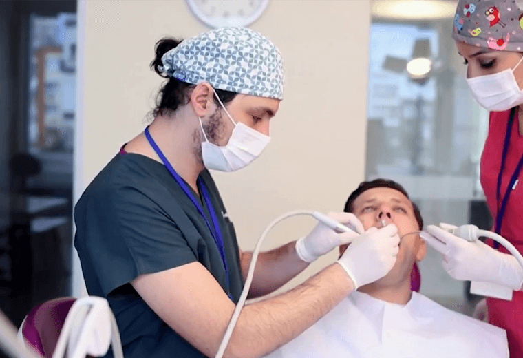¡No se cepille muy fuerte! Esta práctica puede causarle sensibilidad dental