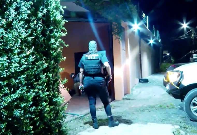 Caso Traición: Sujeto que cuidaba droga y armas intentó huir de allanamientos con una escalera