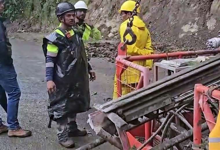 Video: Así perforan la enorme roca que impide abrir paso por Ruta 32