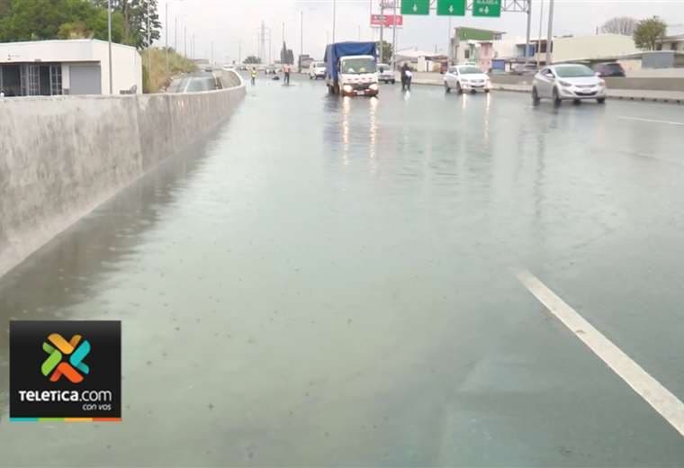 Carros y motos dañados por inundaciones en Circunvalación Norte