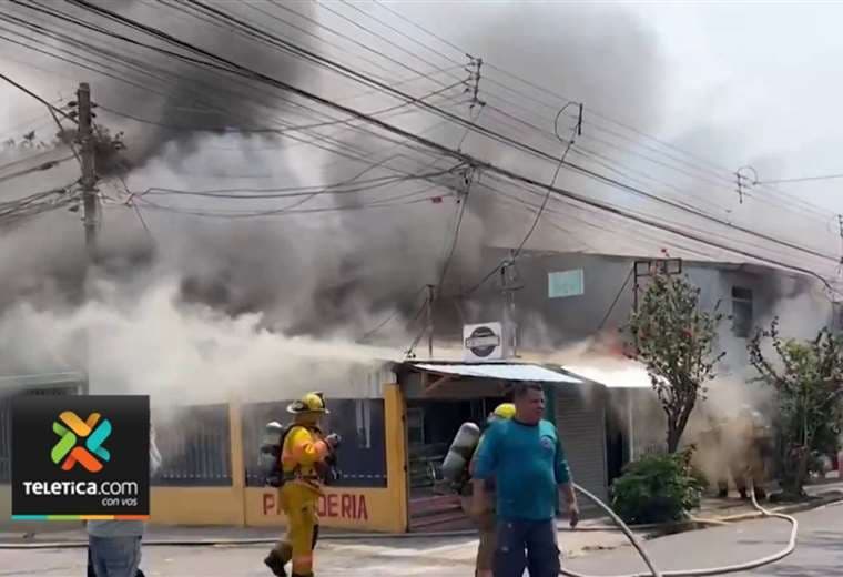 Un incendio consumió cuatro estructuras en Hatillo 3 este sábado