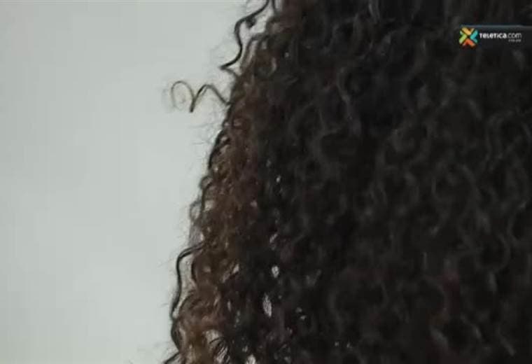 Solución casera para peinar un cabello rizado o de colochos