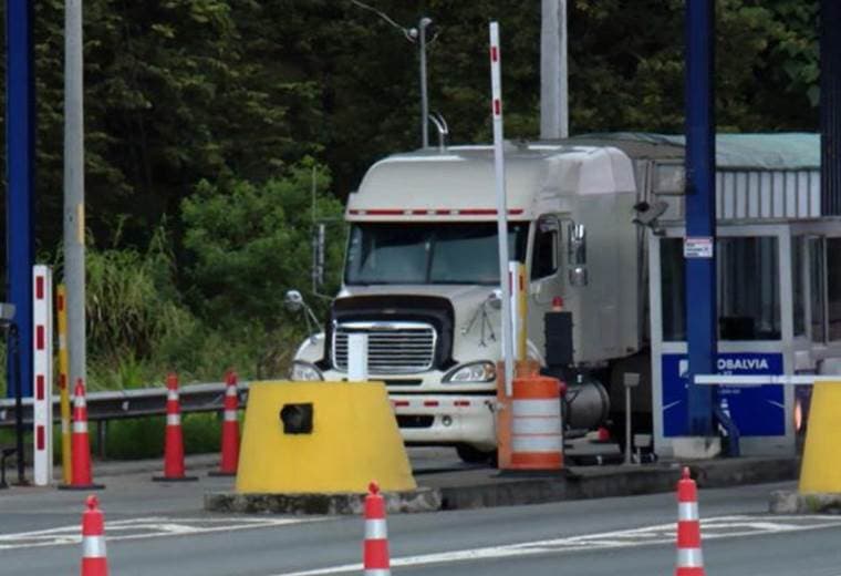 Multas a choferes en peaje de Atenas 