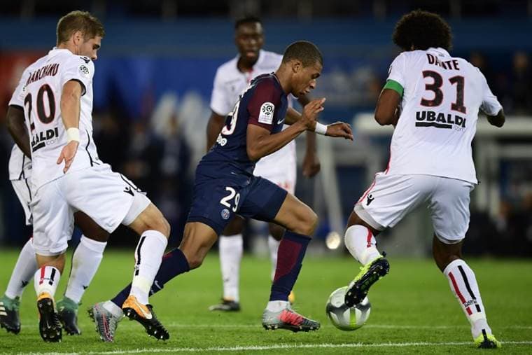 Mbappé lucha contra los defensores del Niza.|AFP