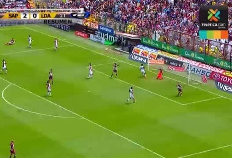 Saprissa derrota a un Alajuelense que sigue sumando descalabros
