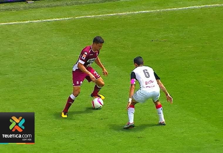 Mariano Torres anotó el segundo tanto del Saprissa en el clásico nacional.