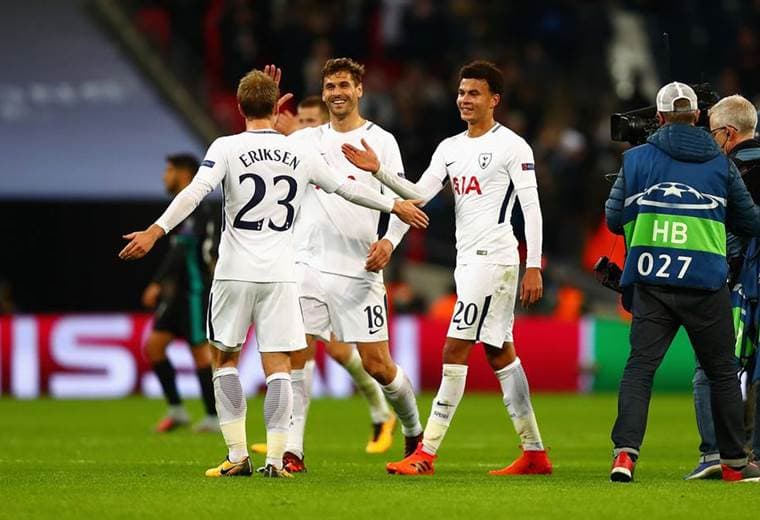 Equipo del Tottenham celebró su clasificación a octavos de final de la Champions League. 