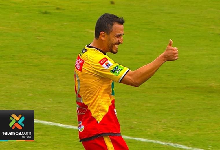 El volante Randall Azofeifa es figura con el Herediano