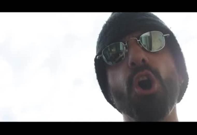 El que se queda dentro de su zona de comfort nunca explorará nuevos horizontes. Este definitivamente no es el caso de  Baleröm, una voz conocida dentro del panorama rockero nacional, pero eso no le impidió al exvocalista de Evolución el buscar nuevos horizontes, esta vez, tiene su mirada puesta en el mercado colombiano.