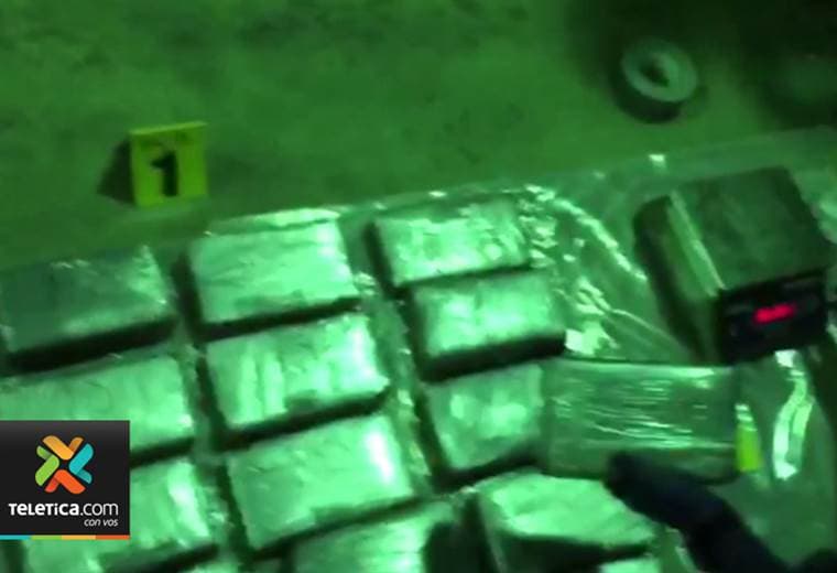 Policías decomisan 22 kg de cocaína escondido en camión guatemalteco