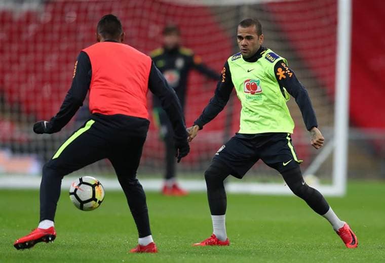 Dani Alves será el capitán de Brasil ante Inglaterra. 