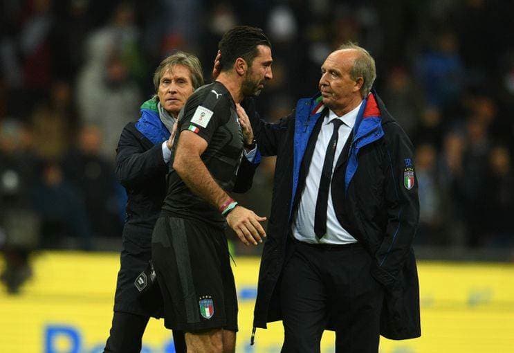 El técnico Gian Piero Ventura consuela a Buffon tras la eliminación de Italia de Rusia-2018.