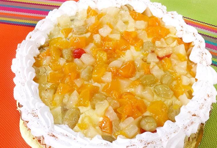 Receta: Torta de rompope y frutas