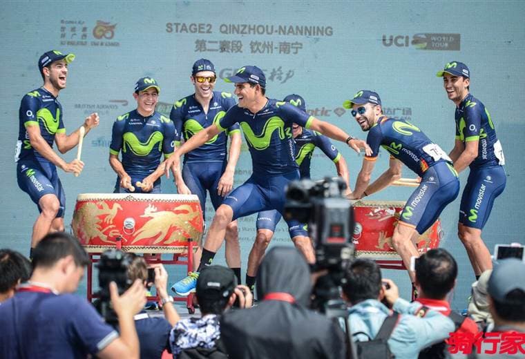 Andrey Amador (centro) y su equipo el Movistar Team.|Tomada del perfil oficial en Facebook del equipo