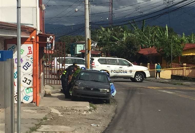 Aparece hombre sin vida dentro de vehículo en Alajuelita