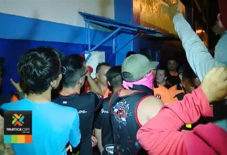 Afición rojinegra insultó a los jugadores de Alajuelense al final del juego ante Pérez Zeledón