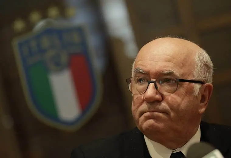 Dimite Carlo Tavecchio, presidente de la Federación Italiana de Fútbol