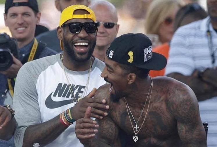LeBron James junto con su compañero en los Cavaliers JR Smith. 