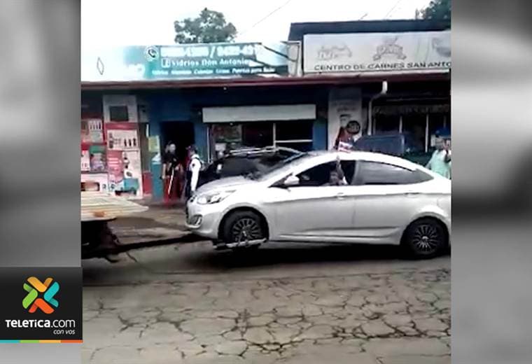 Policía de Tránsito se llevó un vehículo con todo y conductor que sería de Uber