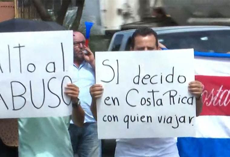 Conductores de Uber y Nova protestan frente a Casa Presidencial