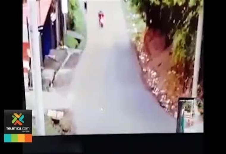 Video muestra momento en el que una joven es asesinada para robarle sus pertenencias en Alajuelita