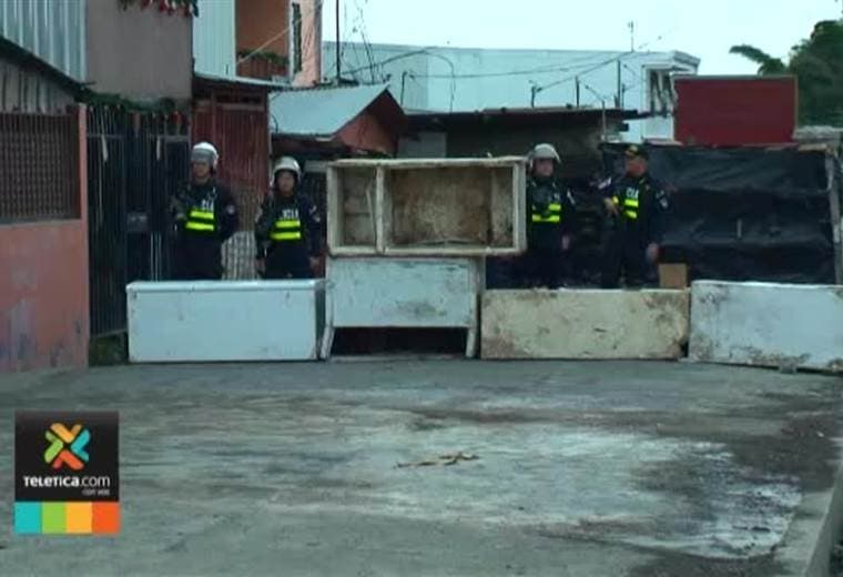 Fuerza Pública elimina barricadas colocadas en Hatillo por delincuentes