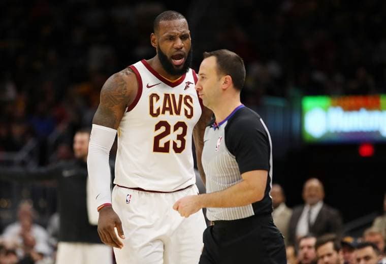 LeBron gritó e hizo un gesto hacia el árbitro Ken Fitzgerald que provocó la expulsión |AFP. 