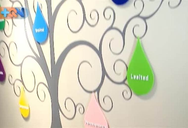 Hace más de 3 décadas los pasillos y paredes de Televisora de Costa Rica han sido testigos de la historia de vida de uno de los empleados más queridos en el canal, Celín Garbanzo.   Este personaje, amable y colaborador se dedica actualmente a la labor de mensajero interno, y fue de esa forma como conoció a Ana Morera.   Juntos son ejemplo de amor al prójimo, ya que según Celín, debido al poco apoyo de su familia, Anita y su esposo le abrieron las puertas de su hogar y le adoptaron como a un hijo.