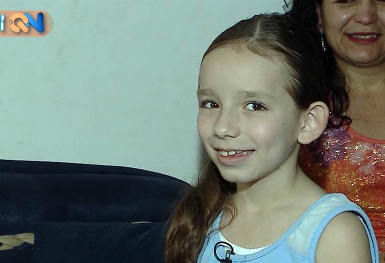 Usted también se asombró verdad? No es para menos, es una pequeña quién tiene un don envidiable, más si tomamos en cuenta que empezó a cantar sin saber leer ni escribir y lo hace en tantos idiomas