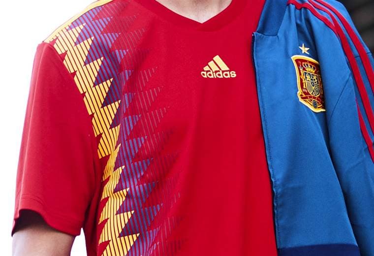 Adidas presentó la camiseta que lucirá España en el Mundial de Rusia 2018. 