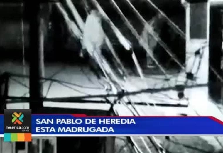Dos hombres tacharon un carro en Heredia vestidos de fantasmas
