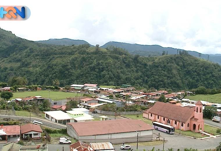 En este distrito de Paraíso de Cartago los agricultores aprendieron a cultivar en medio de rocas gigantes, es todo un reto, pero ellos lo lograron.