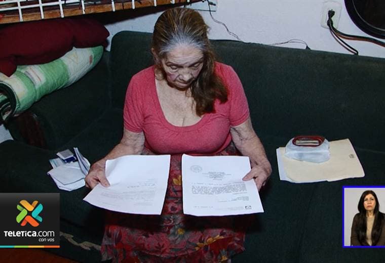 Adulta mayor no recibe pensión porque aparece como fallecida en CCSS