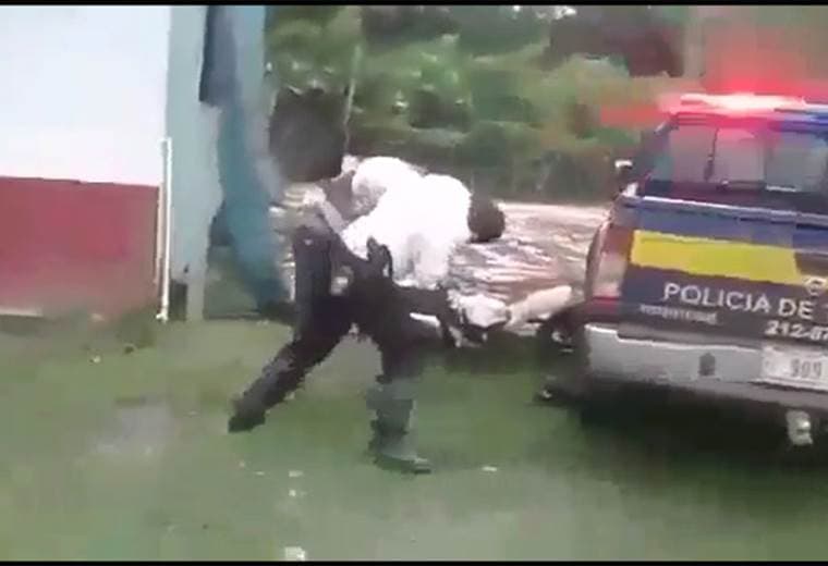 Oficial de Tránsito y motociclista discuten tras operativo en la Zona Sur