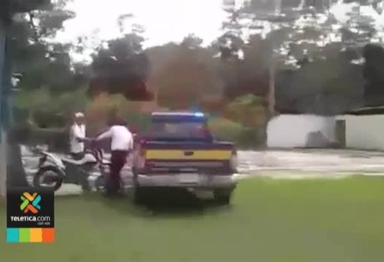 Video capta pelea entre oficial de Tránsito y motociclista en la Zona Sur por decomiso de moto