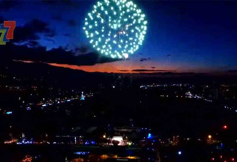 Vea el juego de pólvora enmarcado en un atardecer de ensueño