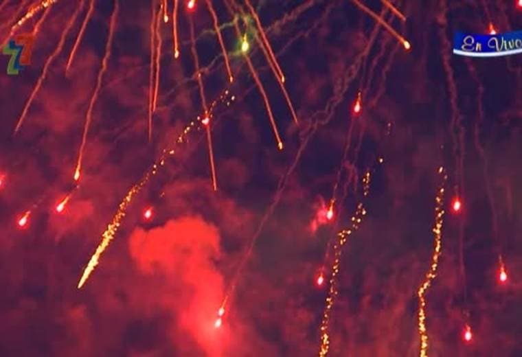 Vea el juego de pólvora enmarcado en un atardecer de ensueño