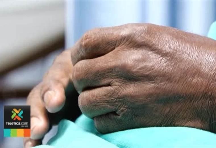 CCSS cura los casos extremos de diarrea con infusiones de heces