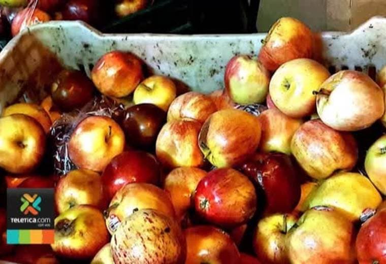 Policía Municipal decomisó 400 manzanas podridas a vendedor ambulante en San José