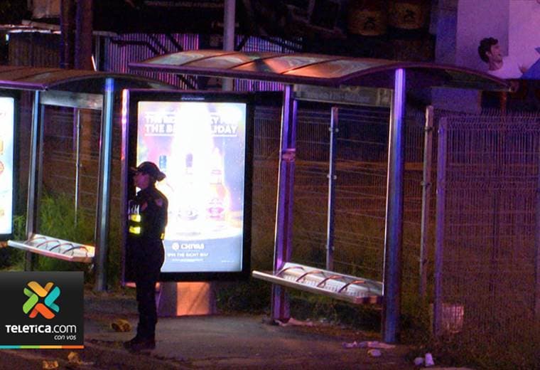 Policía que frustró asalto en para de autobús y mató a un asaltante habló de su enfrentamiento