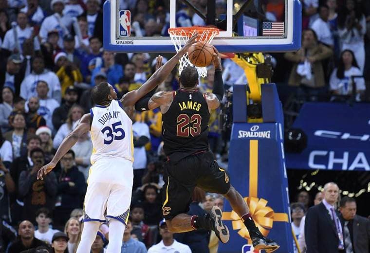 Kevin Durant y Lebron James volvieron a protagonizar un gran duelo en la NBA |AFP. 