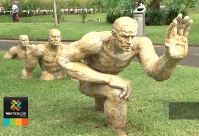 Esculturas gigantes adornan el Parque Nacional en San José