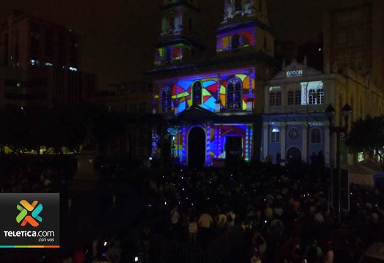 Show navideño de luces en edificio metálico en San José