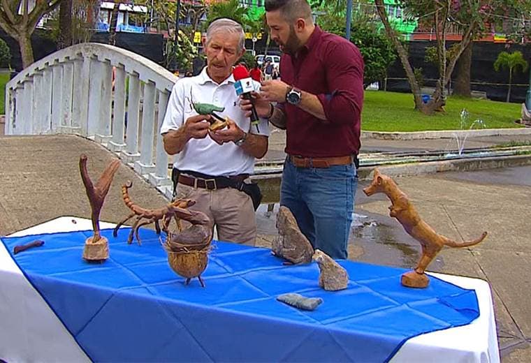 Artesano de Pérez Zeledón es famoso por trabajar en raíces secas