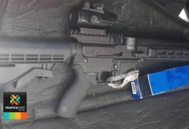 OIJ y DIS detuvieron a hombre con siete armas y silenciadores en vehículo