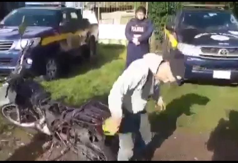 Hombre destruye motocicleta tras operativo policial