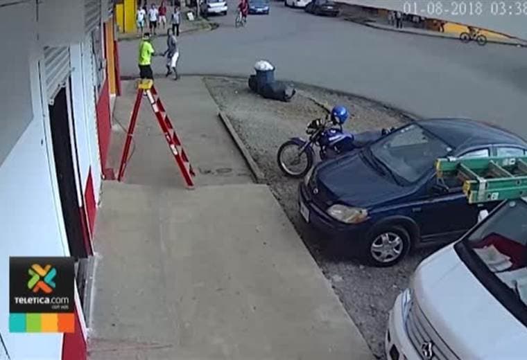 Captan en video la agresión que sufrió un hombre con cuchillos y piedras