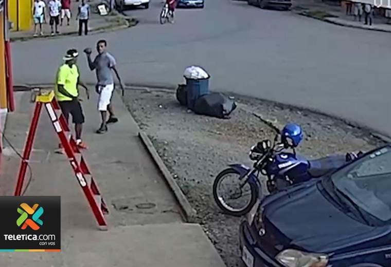 Captan en video la agresión que sufrió un hombre con cuchillos y piedras